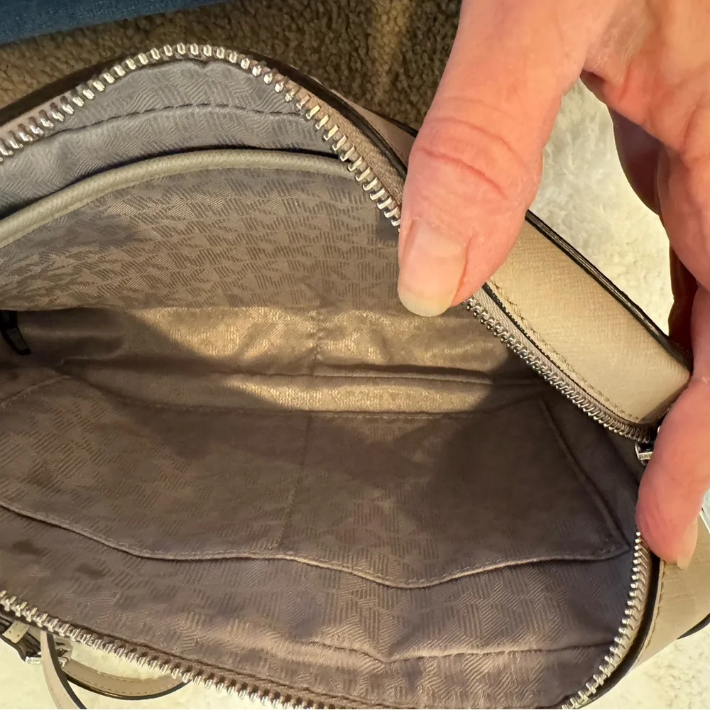 Michael Kors Women’s Jet Set Gray Perforated Crossbody Bag – EUC w/ Dust Cover - Picture 6 of 12